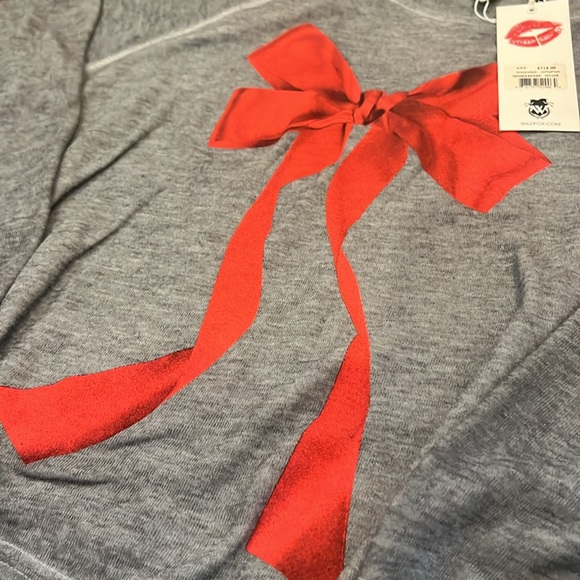 Wildfox ~ I’m The Present Sweatshirt - large red bow! So adorable! Size xxs! - Picture 7 of 16
